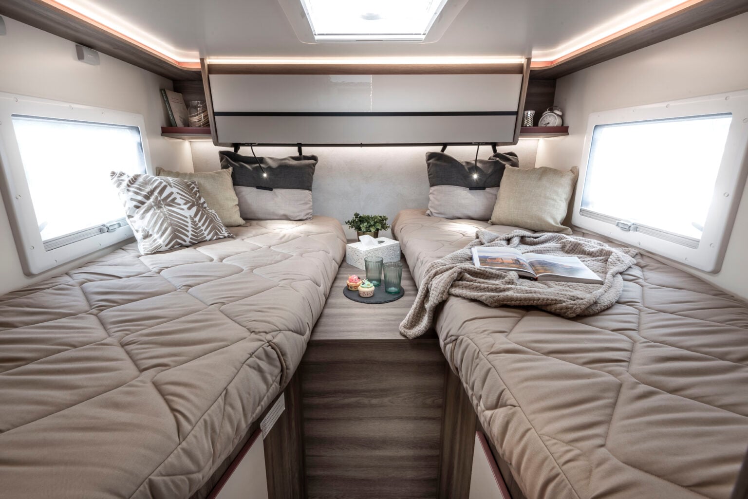 Roller Team camper semintegrale Kronos Fit 281 dinette zona notte