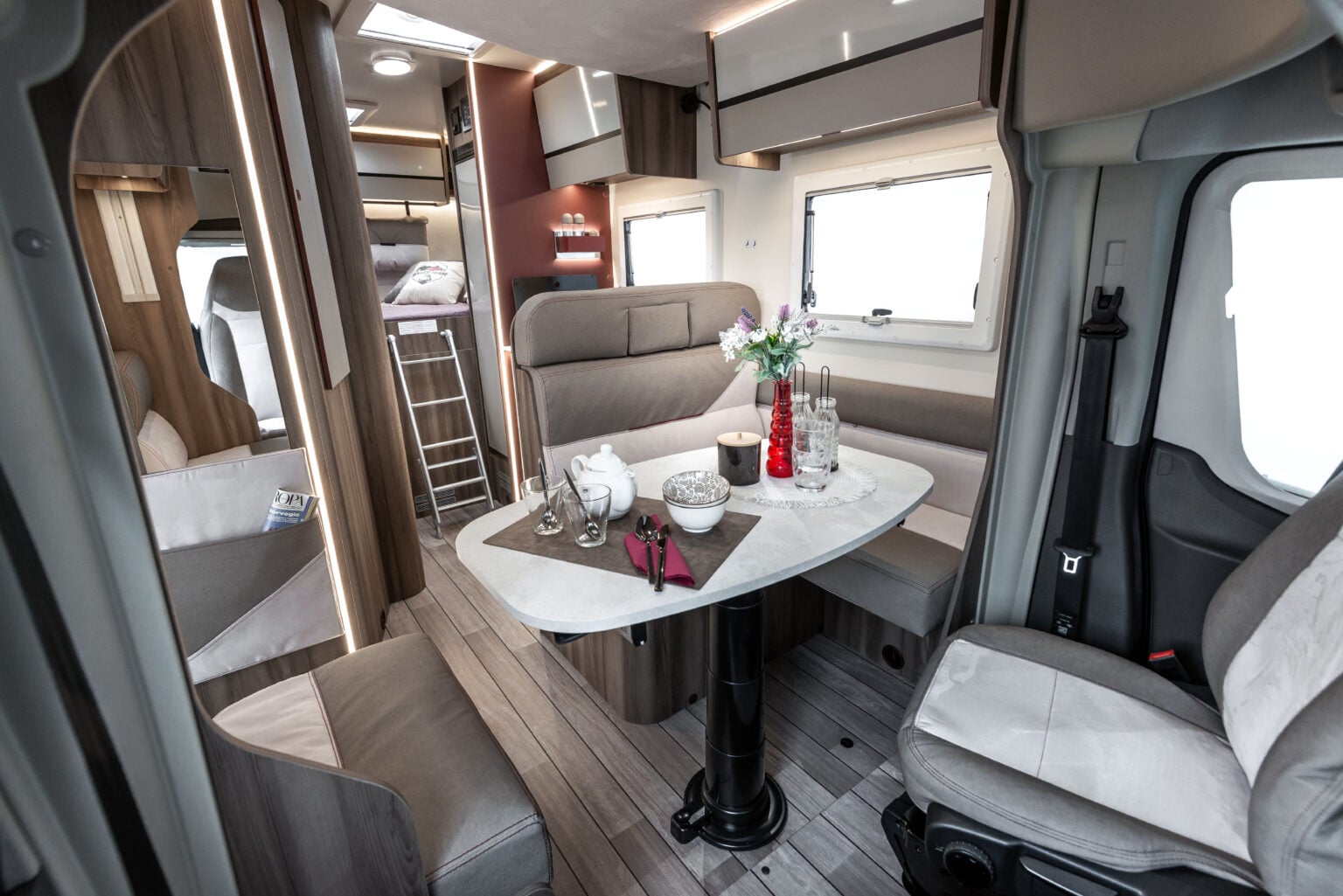 Dinette Camper semintegrale molto luminosa con grandi finestre